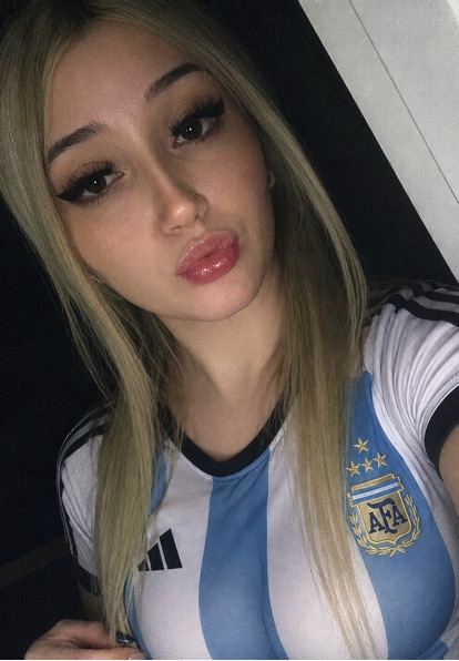 Antonella from Argentina — live girl video call on LiveChatHot